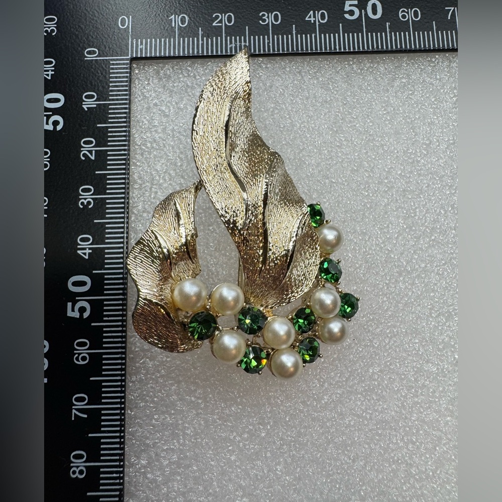 Coro Leaf and pearls green rhinestone Brooch - Picture 10 of 10